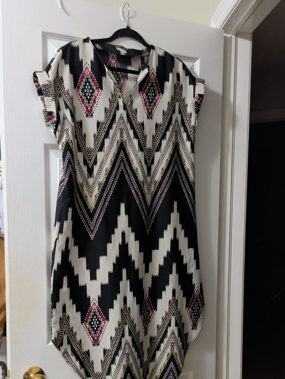 Geometric Print Black and White V-Neck Tunic Dress